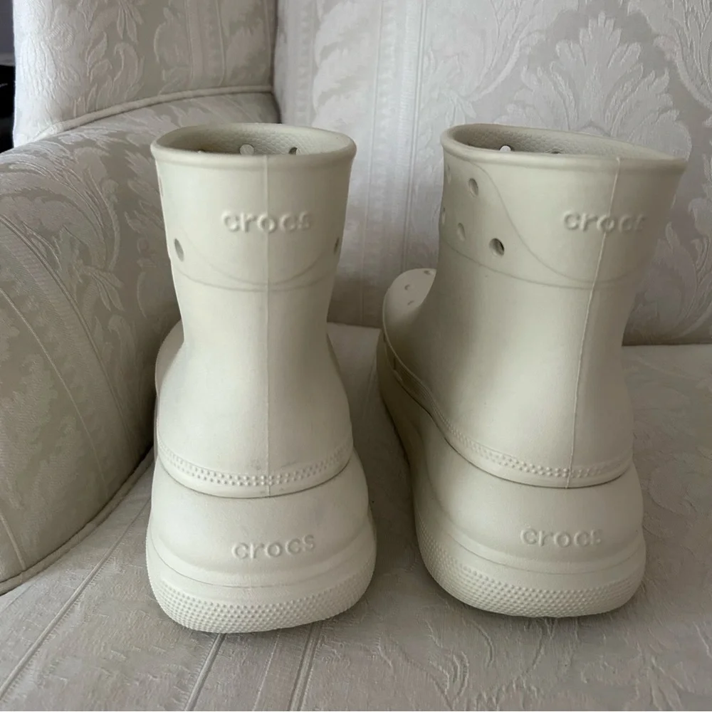 How lovely! Crocs crush platform rain boots in bone size 7